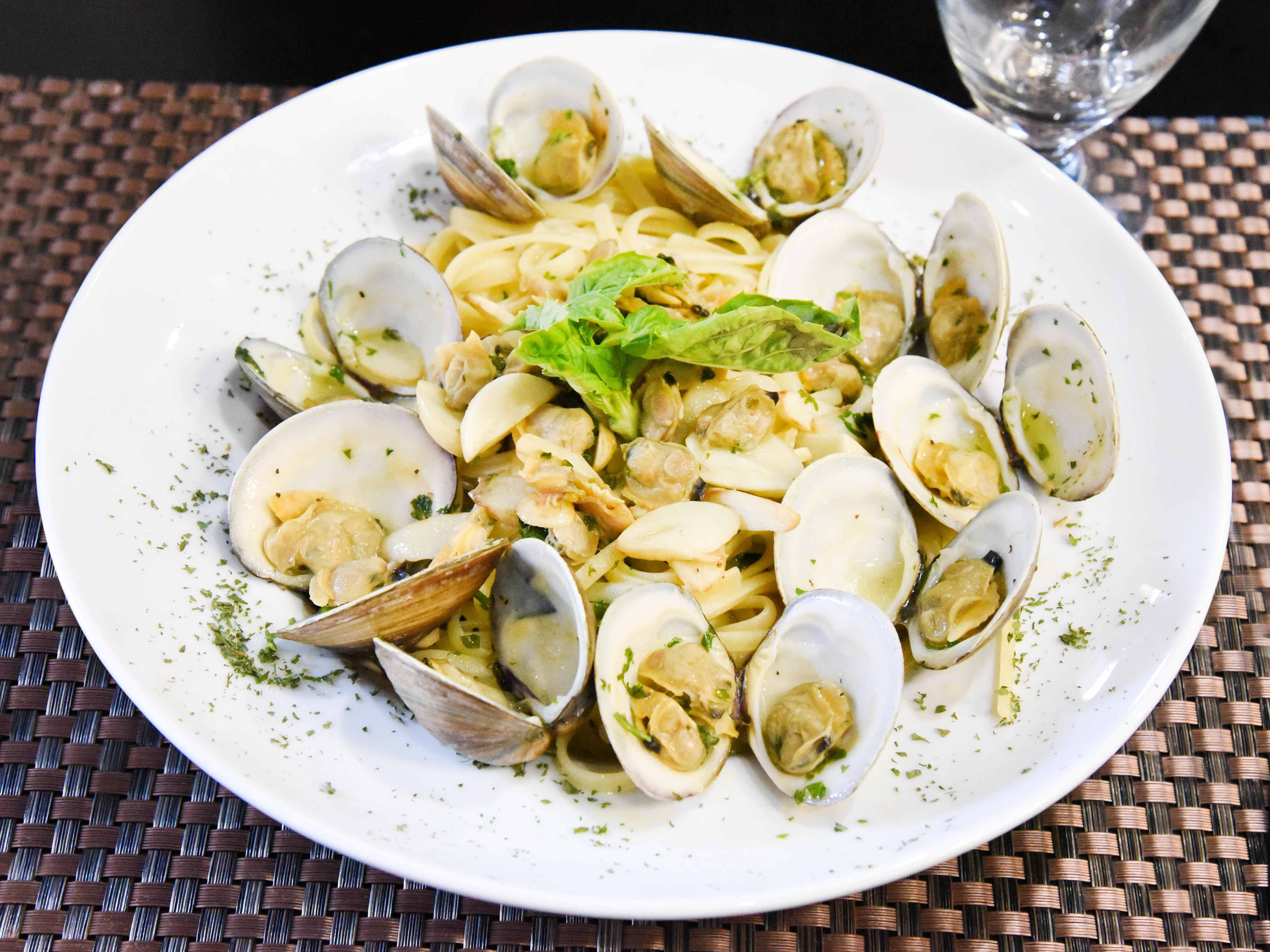 Order Linguini with White Clam Sauce food online from Casa Mia store, Yonkers on bringmethat.com