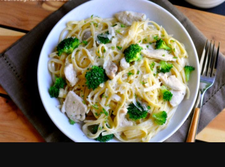 Order Fettuccine Alfredo with Chicken - Dinner food online from Level Up Pizza & Grill store, Columbia on bringmethat.com