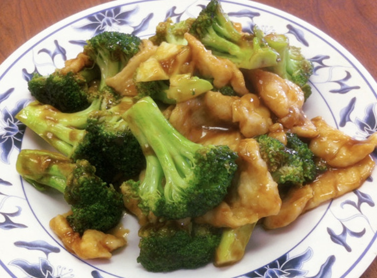 Order 74. Chicken with Broccoli 介兰鸡 food online from Lin Jin Chinese Restaurant store, Philadelphia on bringmethat.com