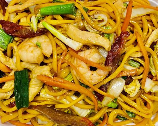 Order House Special Lo Mein (Large) food online from Hibachi store, New Haven on bringmethat.com