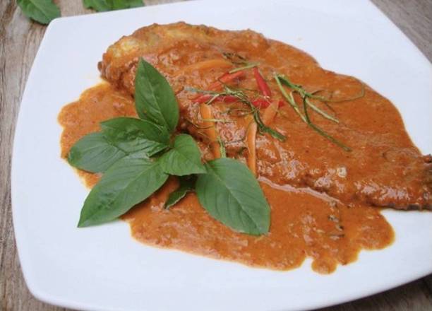 Order Fish with Curry Sauce food online from Sriracha Thai & Sushi store, Nashville-Davidson on bringmethat.com