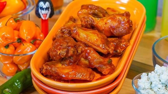 Order CHICKEN WINGS food online from Melt Bar & Grilled store, Lakewood on bringmethat.com