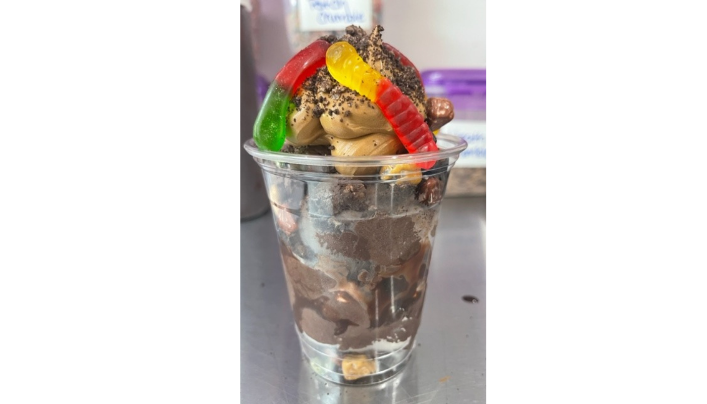 Order Dirt Cup Sundae food online from Libby Lou Fun Factory store, Columbus on bringmethat.com