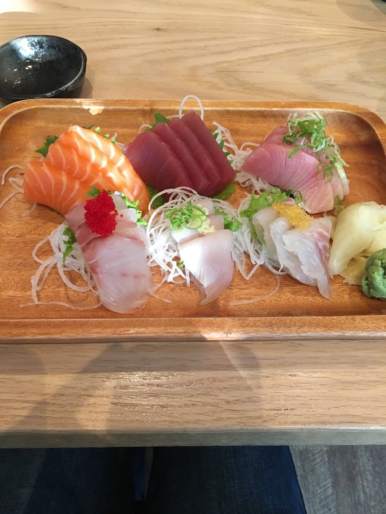 Order 18 Piece Sashimi Deluxe food online from Sushi para japanese restaurant store, New York on bringmethat.com