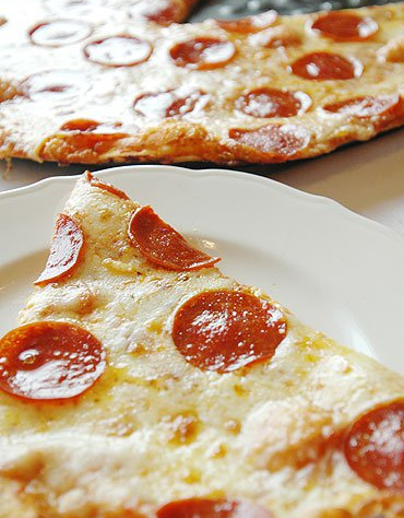 Order Pepperoni Pizza food online from Fox's Restaurant And Pub store, Oak Lawn on bringmethat.com