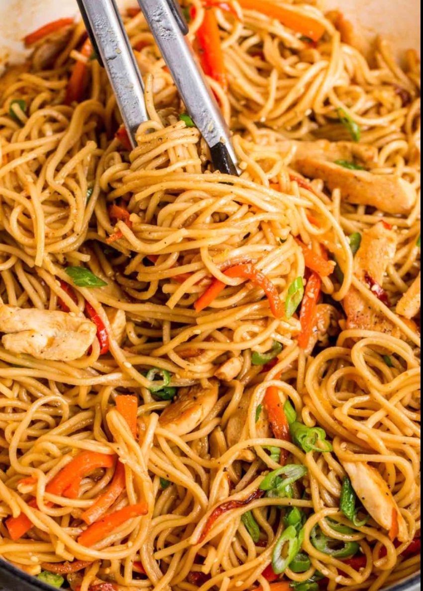 Order 70. Chicken Lo Mein food online from Buffet Dynasty store, Canton on bringmethat.com