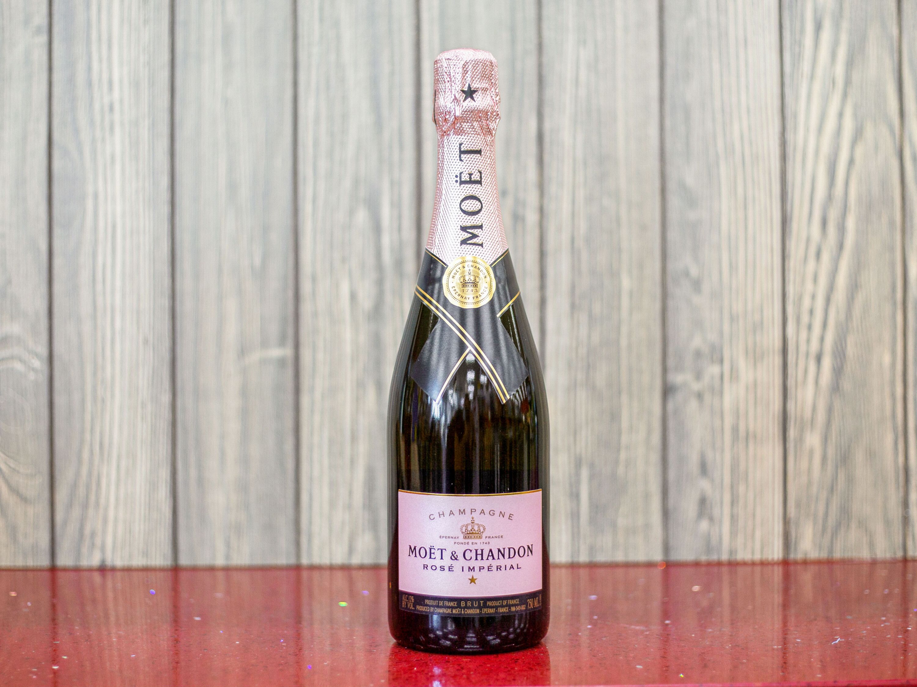 Order Moet & Chandon Rose Imperial, 750 ml. Champagne food online from Armanetti Wine & Liquor store, Rolling Meadows on bringmethat.com