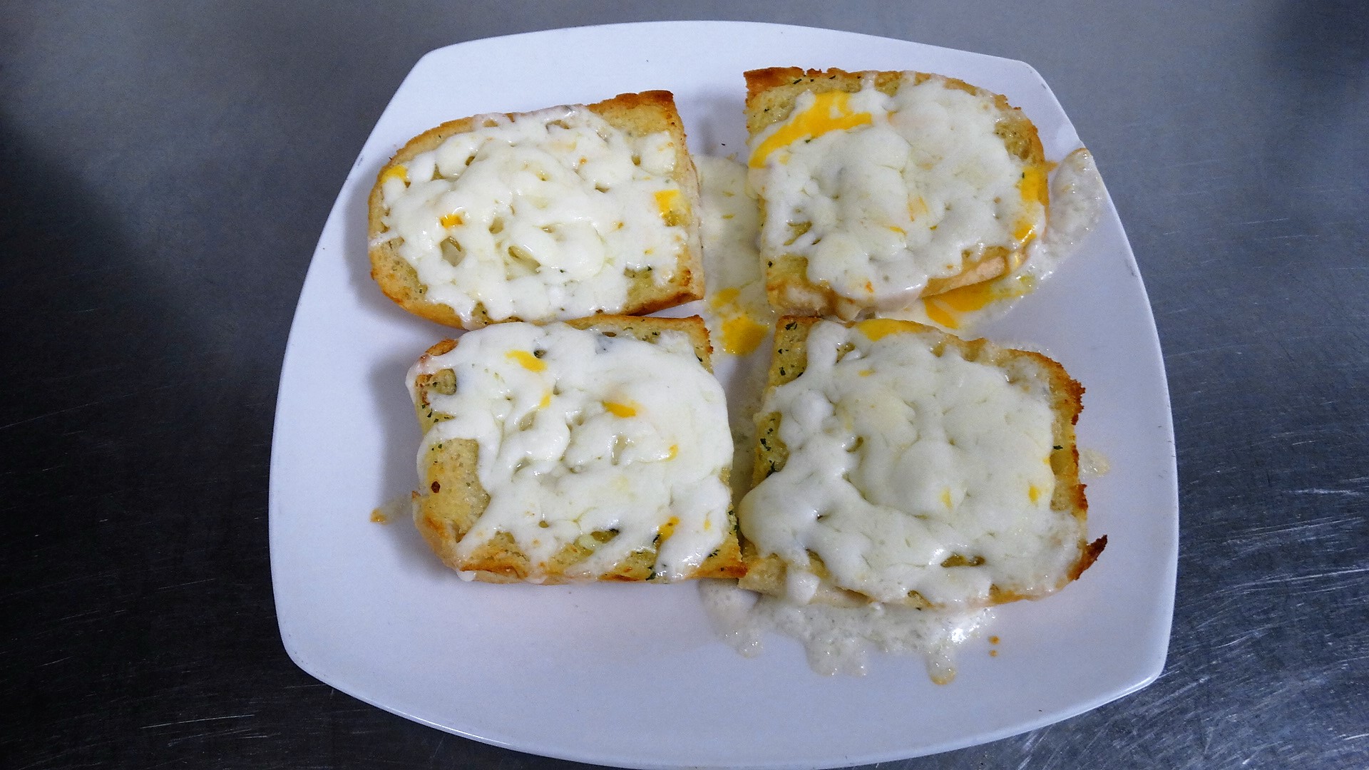 Order Garlic Bread and Cheese food online from Di Marcos Pizza store, Santa Clarita on bringmethat.com