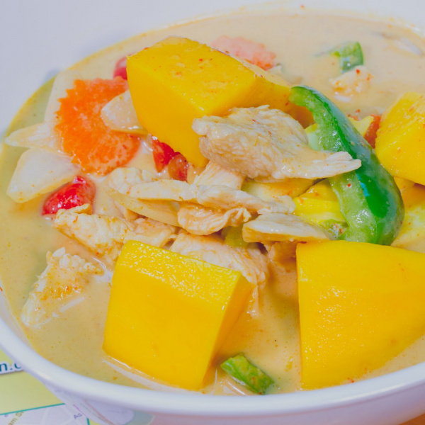 Order D1. Chicken Mango Curry food online from Mango thai cuisine store, West Newton on bringmethat.com