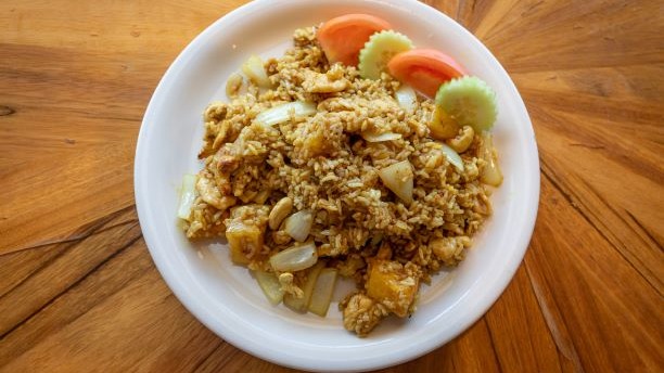 Order 63. Pineapple Fried Rice with Cashews food online from Peppers Thai Cuisine store, Palm Desert on bringmethat.com