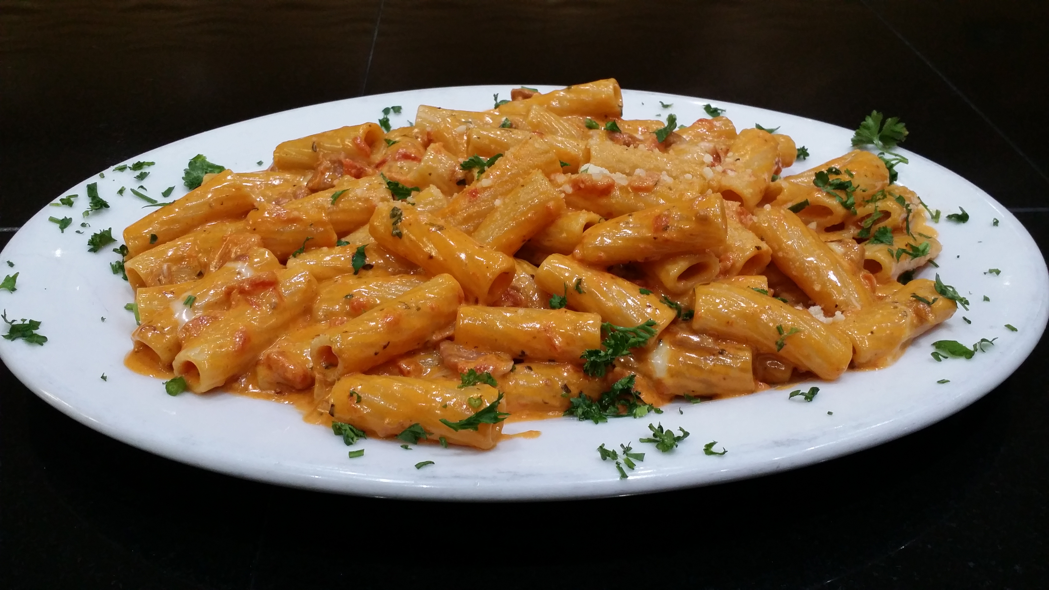 Order Rigatoni Vodka Dinner food online from Pasta On Time store, Levittown on bringmethat.com