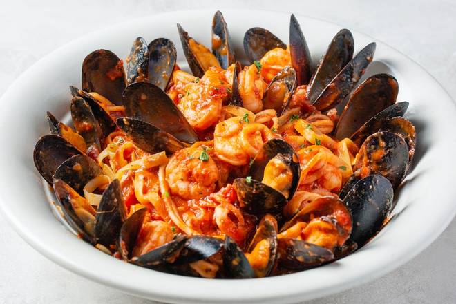 Order SEAFOOD FETTUCCINE FAMILY PLATTER food online from Johnny Carino's store, Sioux Falls on bringmethat.com