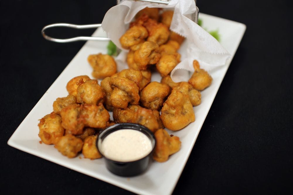 Order Hand Dipped Fried Mushrooms - Appetizer food online from Wixom Station store, Wixom on bringmethat.com
