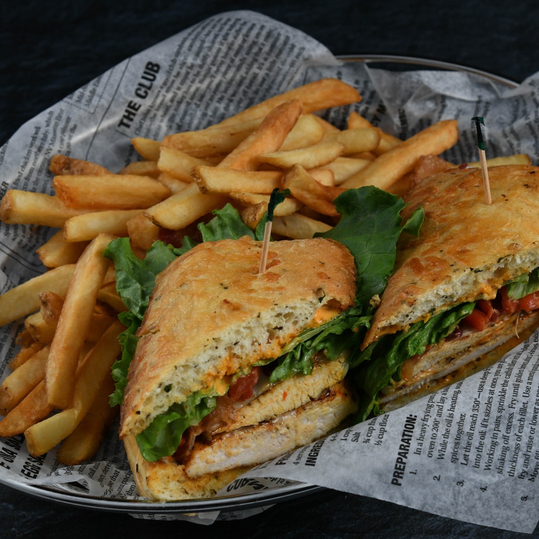 Order Blue Mountain Chicken Sandwich food online from Rainforest Cafe store, Las Vegas on bringmethat.com