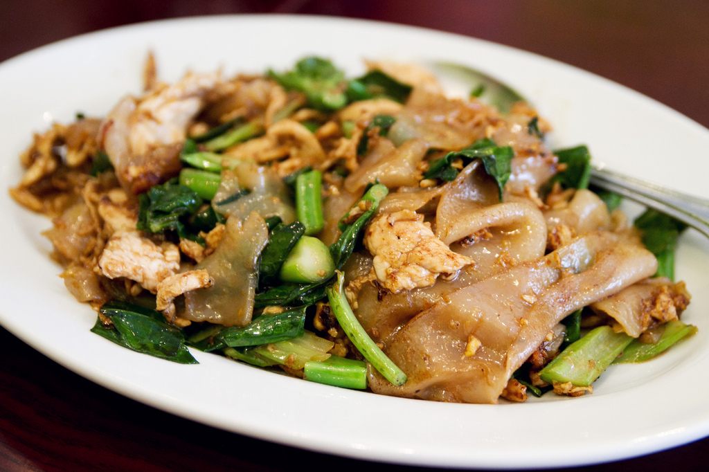 Order Pad Se-Ew food online from King Thai Restaurant store, Saint Paul on bringmethat.com