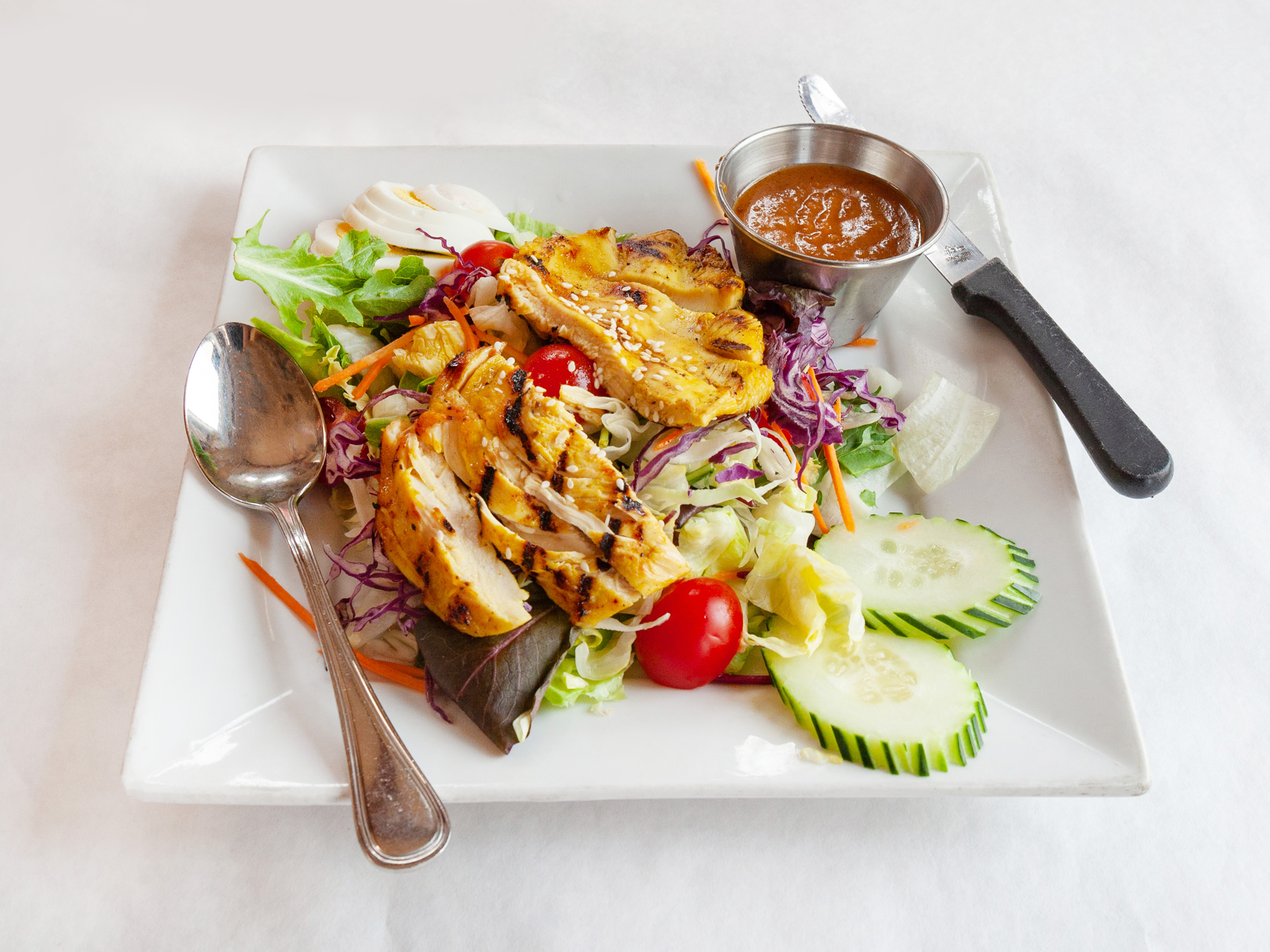 Order Grilled Chicken Salad food online from Chandara Thai On Larchmont store, Los Angeles on bringmethat.com