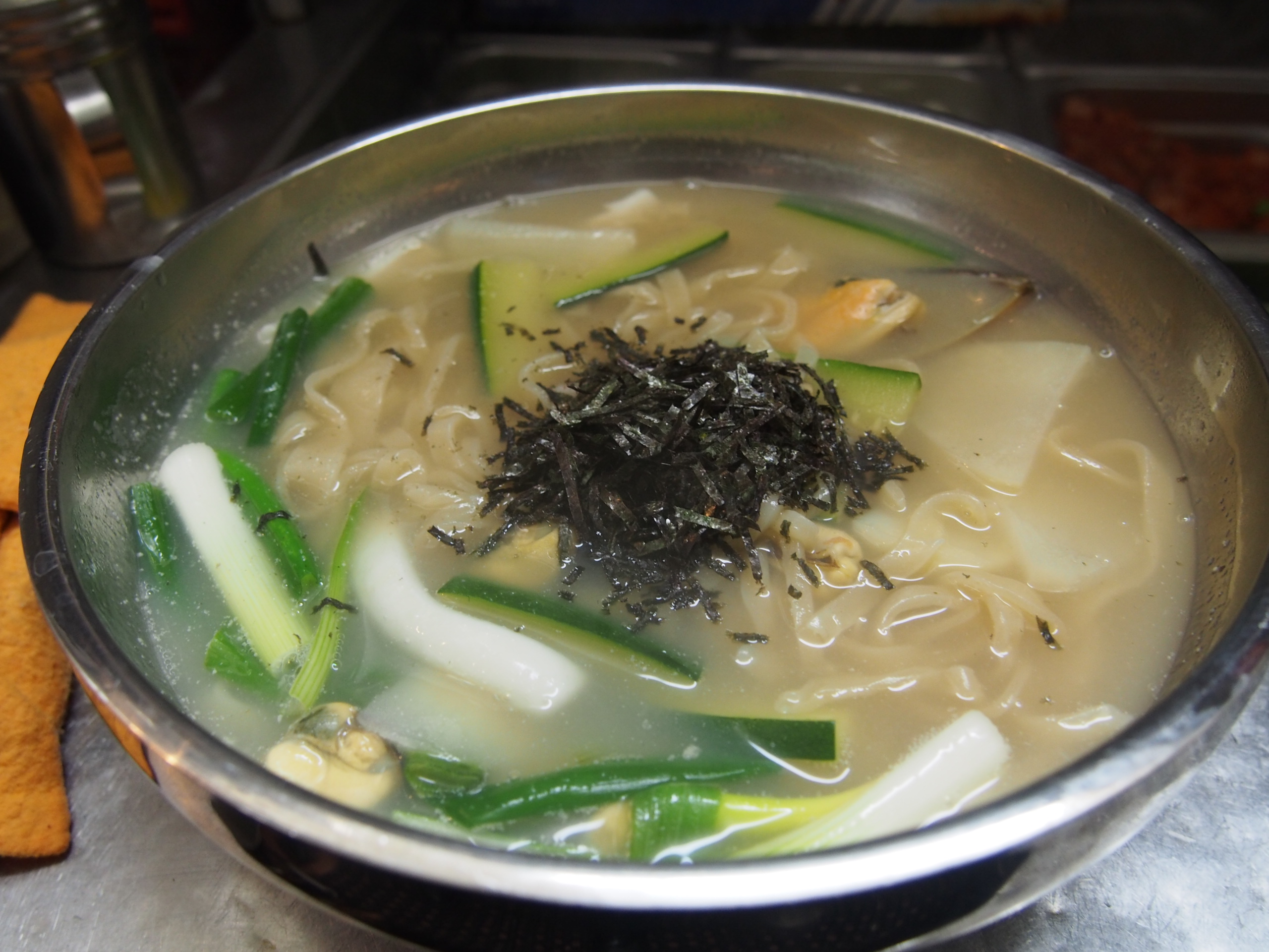 Order M-54A. Seafood Noodle Soup (해물칼국수/海鲜刀切面) food online from Restaurant Namsan store, Los Angeles on bringmethat.com