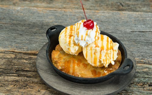 Order Native White Chocolate Macadamia Nut Cookie Sundae - Dessert food online from Native Grill & Wings store, Phoenix on bringmethat.com