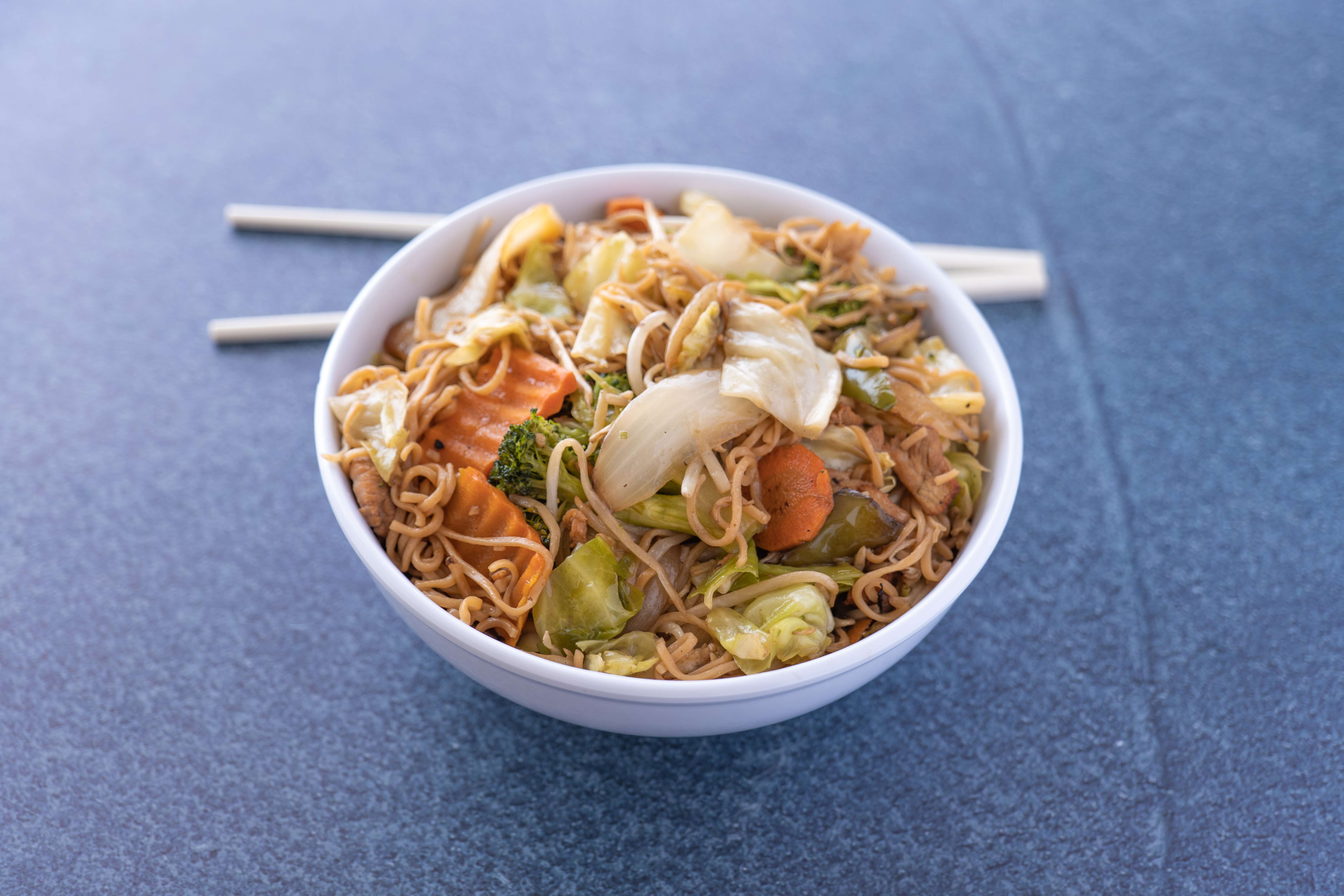 Order 40. Chow Mein Noodle food online from Thai Plate Restaurant store, Inglewood on bringmethat.com