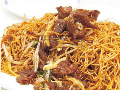 Order Stir-Fried Chow Mein Noodles w/ Beef food online from Minghin Cuisine - Streeterville store, Chicago on bringmethat.com