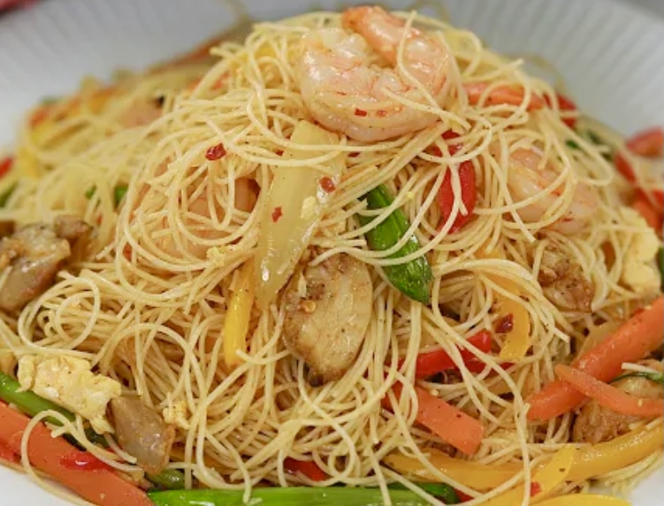 Order Singapore Noodles food online from Rice & Noodles Chinese Kitchen store, Bellevue on bringmethat.com