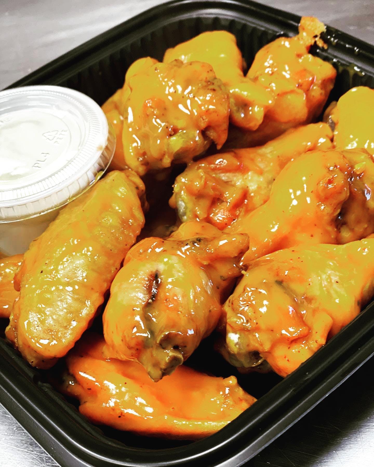 Order Gourmet Wings - Appetizer food online from Linda's Pizza & Restaurant store, Manchester Township on bringmethat.com