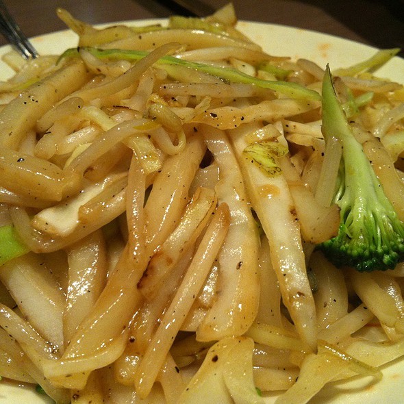 Order Vegetable Yaki Udon food online from Abi sushi store, Astoria on bringmethat.com