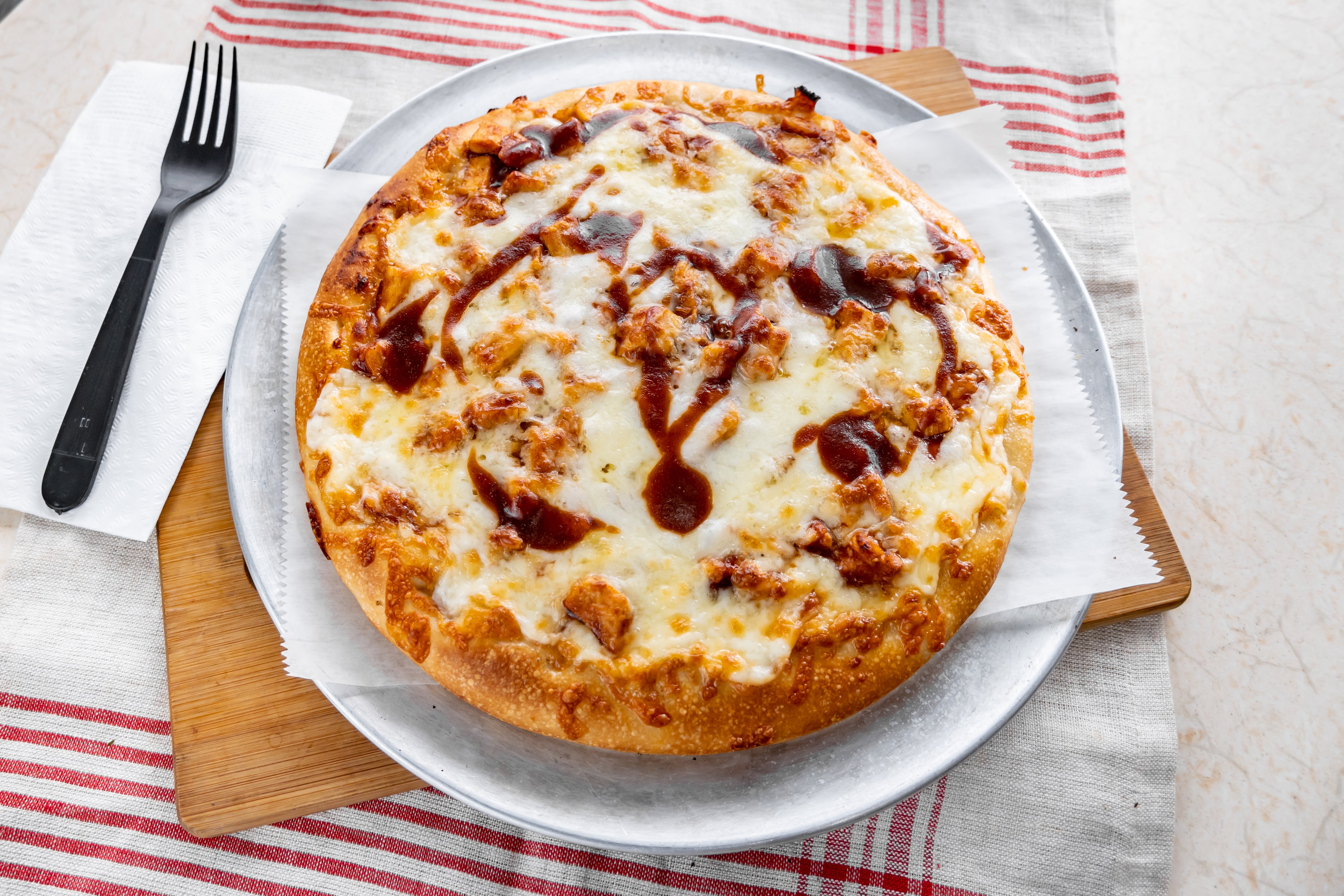 Order BBQ Chicken Pizza - Small 10'' food online from Gennaro's Pizza & Steaks store, Philadelphia on bringmethat.com
