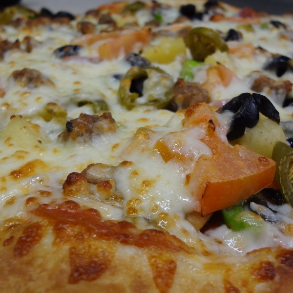 Order Deluxe Pizza food online from Guido Pizza & Pasta Northridge store, Northridge on bringmethat.com
