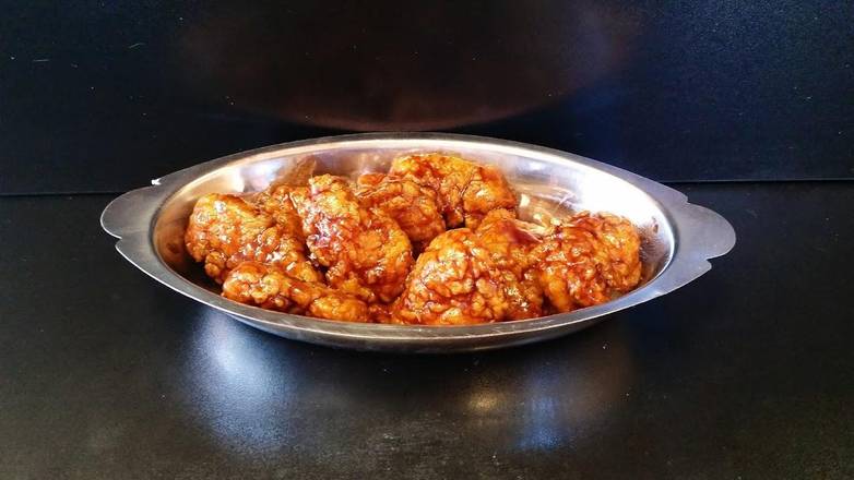 Order Boneless Wings food online from St. Louis Pizza and Wings store, St. Louis on bringmethat.com