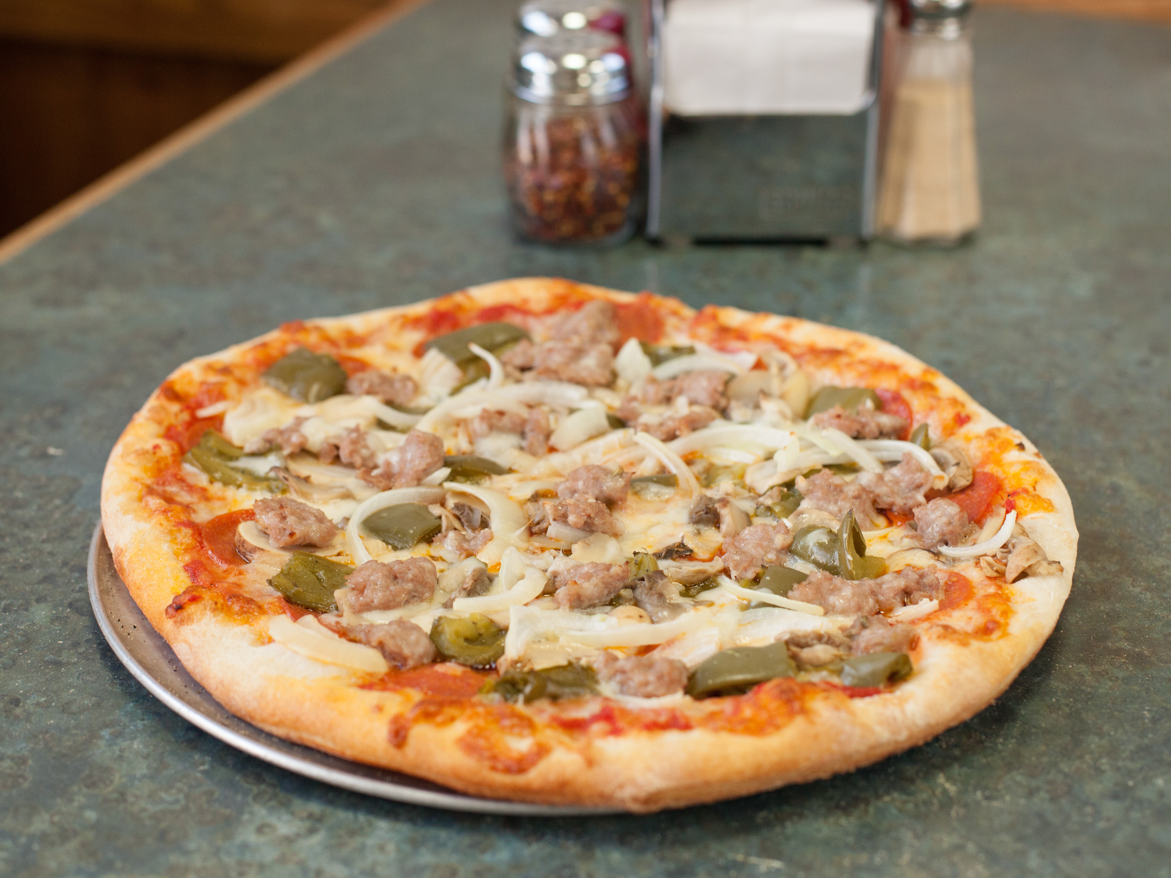 Order Deluxe Pizza food online from Happy Days Pizza store, Scarsdale on bringmethat.com
