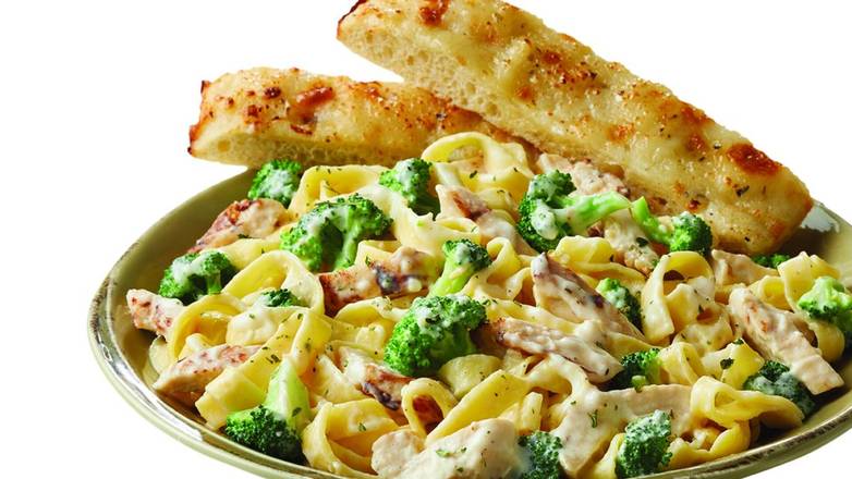 Order Chicken & Broccoli Alfredo food online from Papa Gino's store, Dover on bringmethat.com