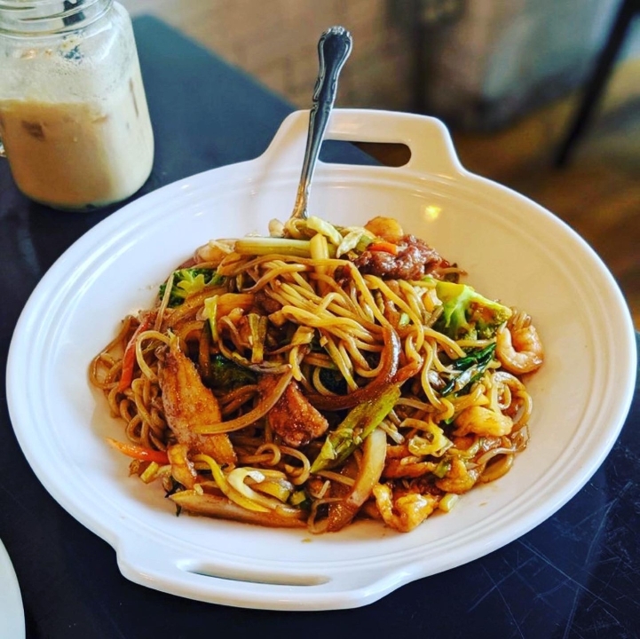 Order House Chow Mein food online from Shang Noodle store, Chicago on bringmethat.com