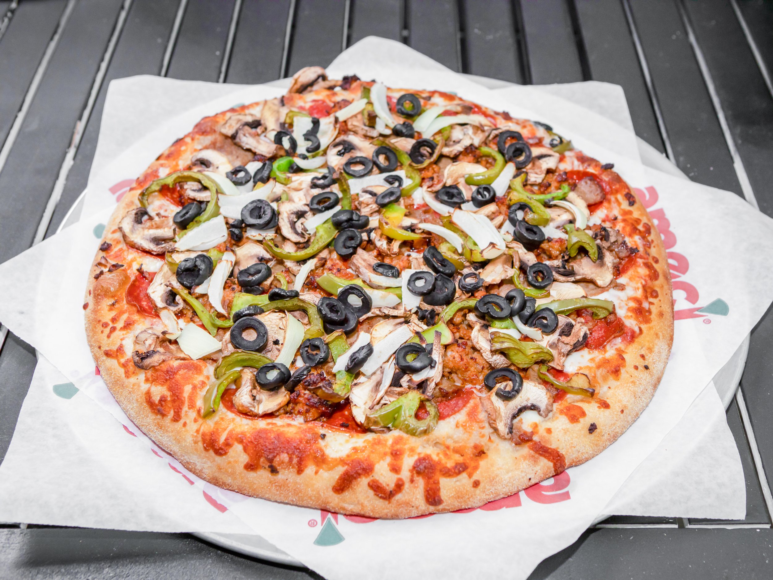 Order Deluxe Pizza food online from Ameci Pizza store, Brentwood on bringmethat.com