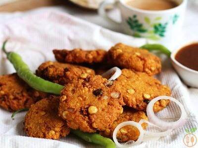 Order Masala Vada (4pcs) food online from Peacock Indian Cuisine store, Plano on bringmethat.com