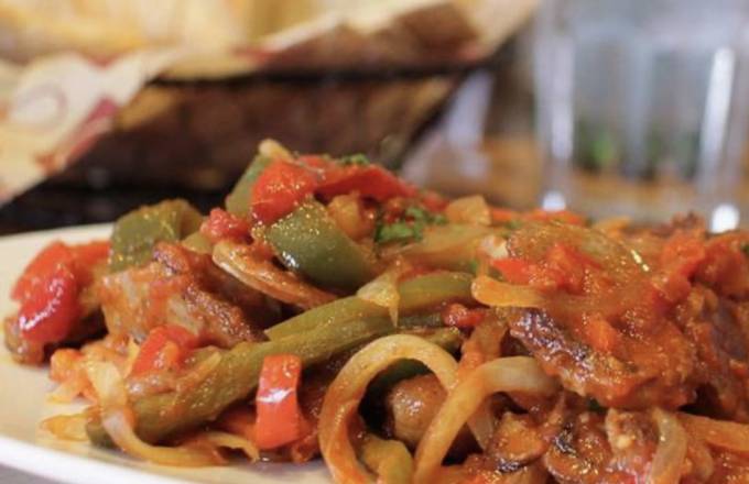 Order Sausage, Peppers, and Onions Platter food online from La Piazza Cucina Italiana & Wine Bar store, Melville on bringmethat.com