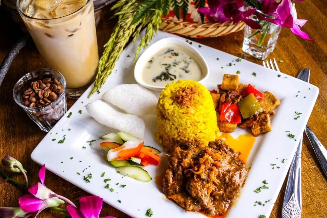 Order NR1. PLANT BASED RENDANG RICE PLATE food online from Win Indonesian Grill & Gastrobar store, Atlanta on bringmethat.com