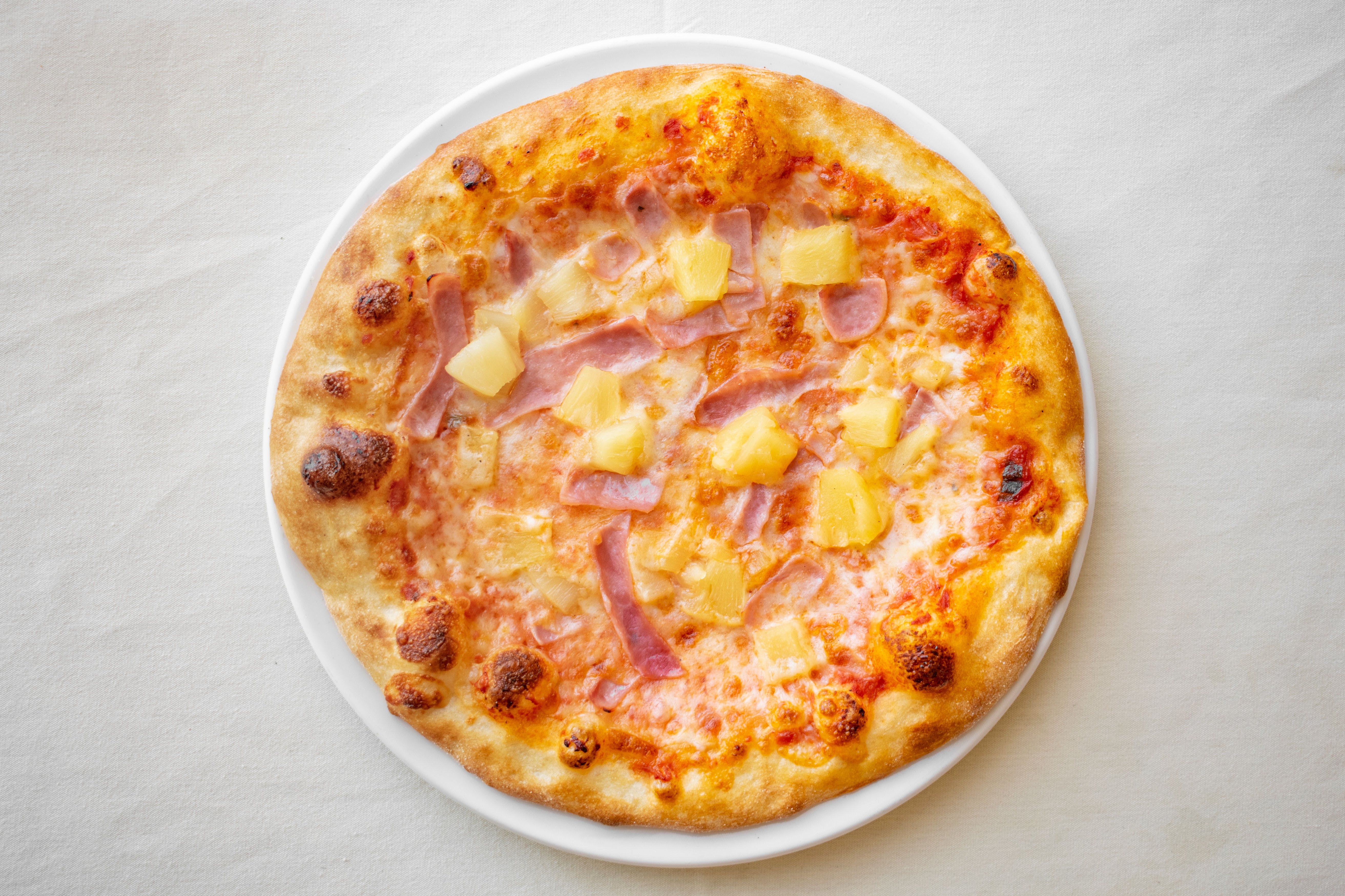 Order Pineapple & Ham Pizza - Large food online from Vinnie's Pizzeria Ristorante store, Boonton on bringmethat.com