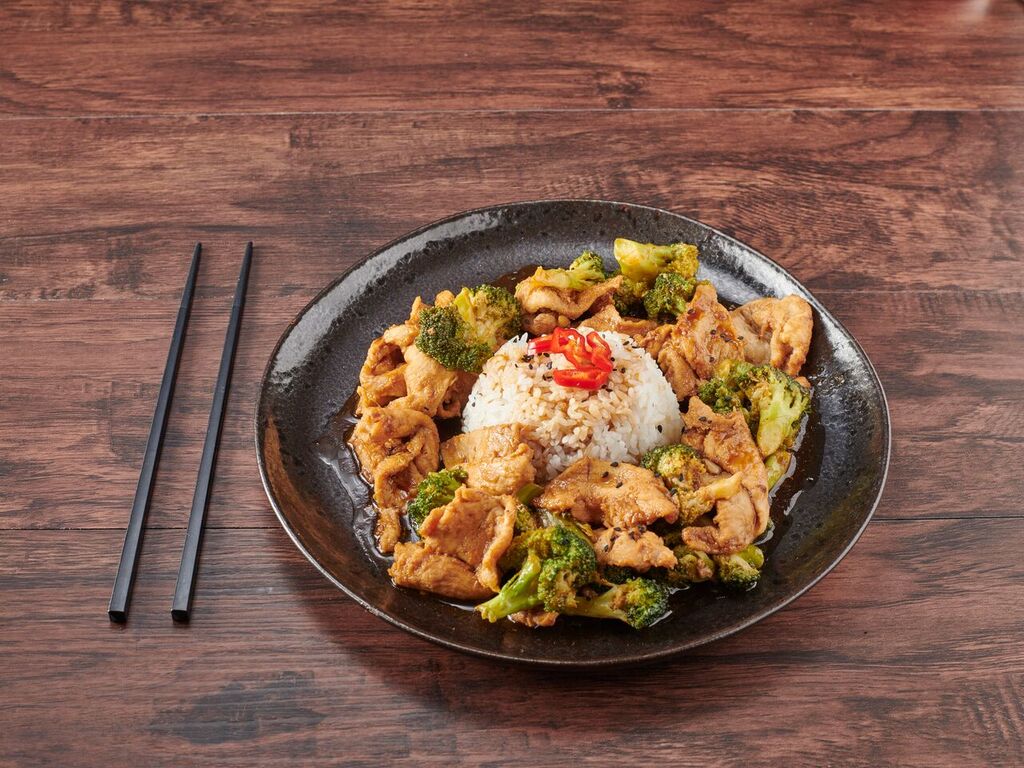 Order 403. Sliced Chicken with Broccoli food online from Chef Yu store, New York on bringmethat.com