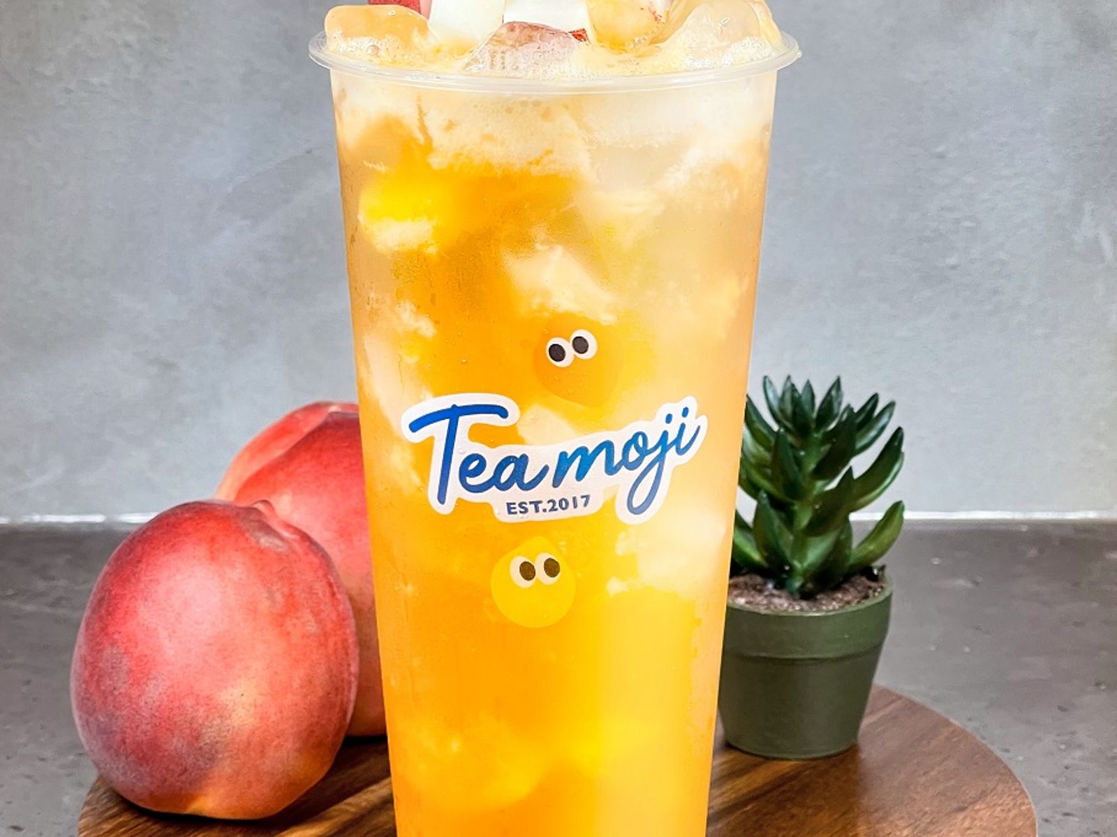 Order A2 White Peach Lychee Green Tea A2 美荔桃桃 food online from Teamoji store, Champaign on bringmethat.com