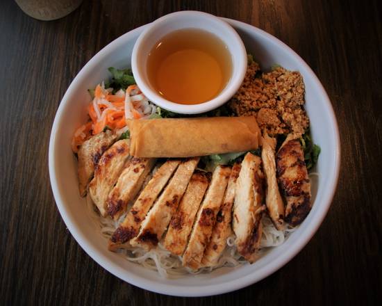 Order N4 Noodles with Chicken and Eggroll food online from Indochine Restaurant store, New Brunswick on bringmethat.com