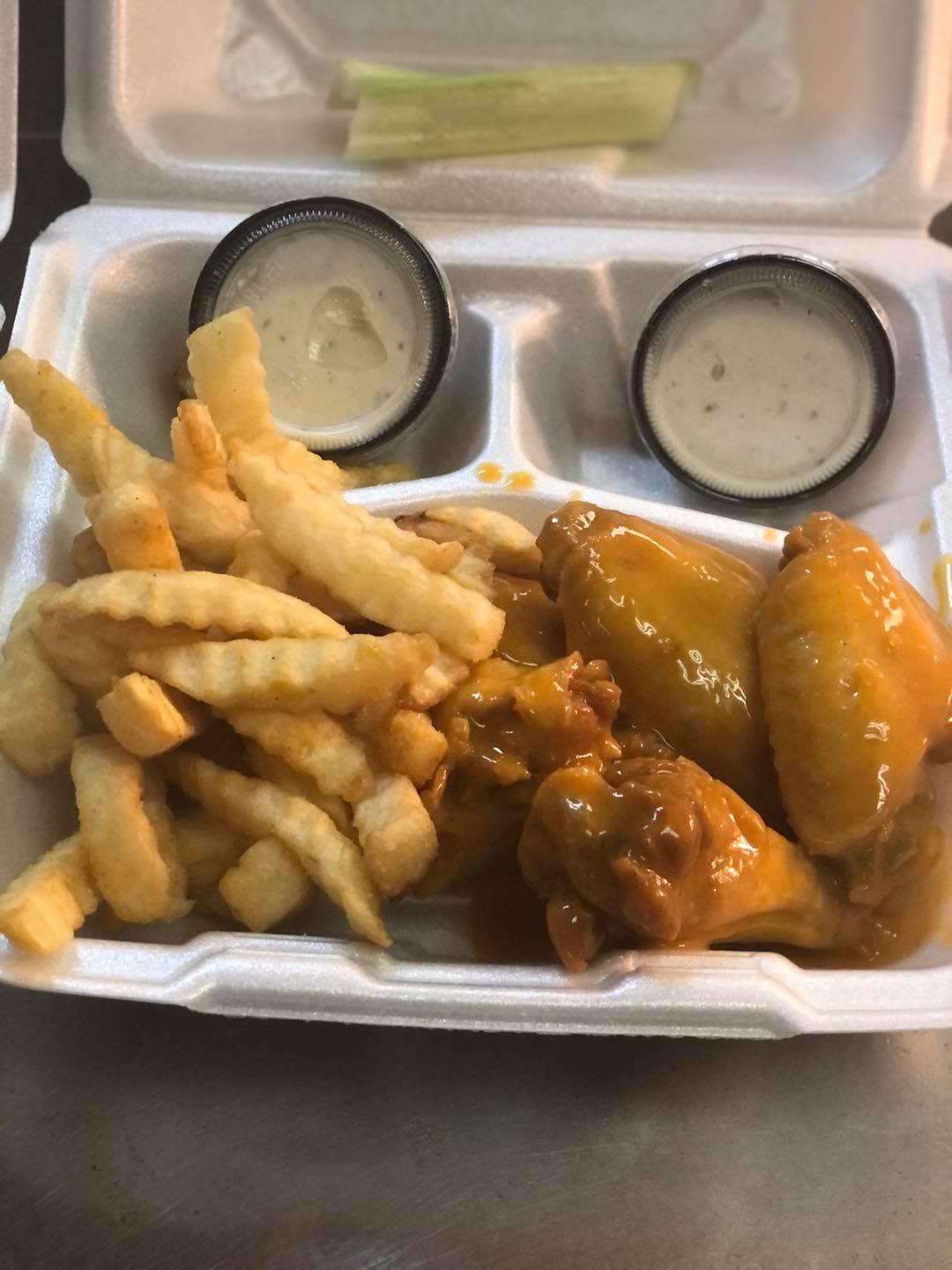 Order 6 Wings food online from Ski Daddy store, Bowling Green on bringmethat.com