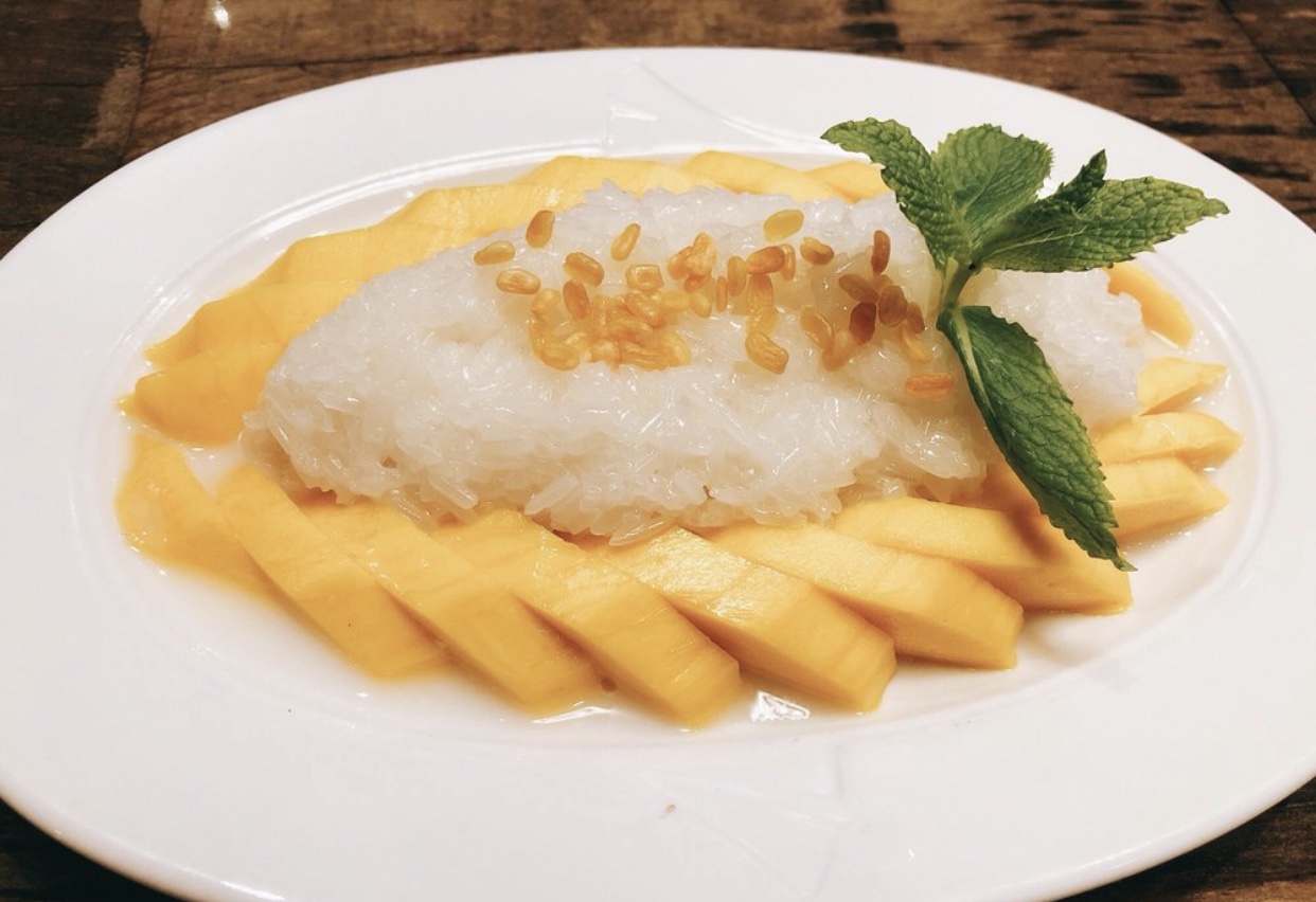 Order Sweet Sticky Rice with Mango food online from Lapats Thai Noodles Bar store, San Francisco on bringmethat.com