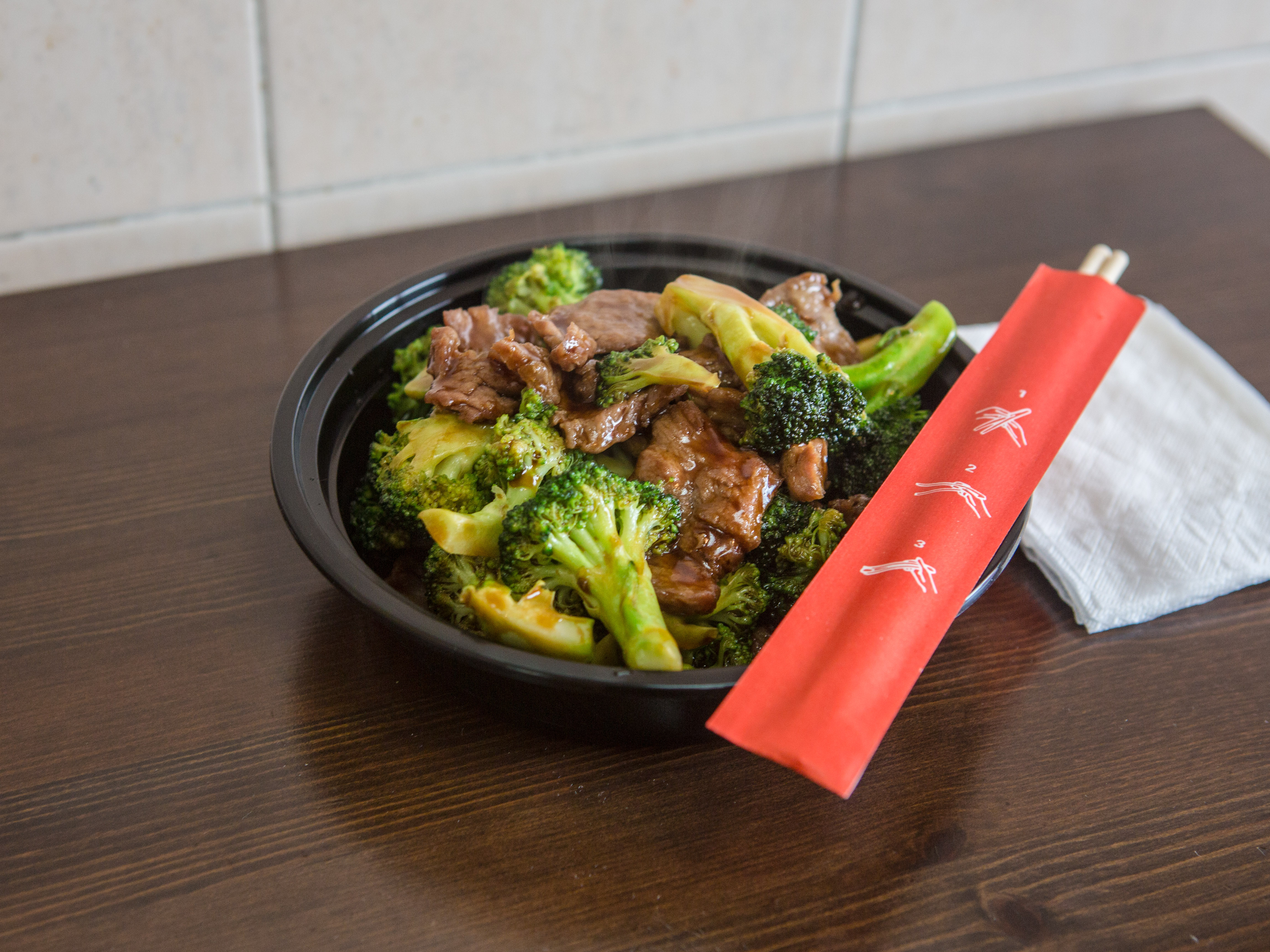 Order 102. Beef with Broccoli food online from Lin's Garden Restaurant store, Brooklyn on bringmethat.com