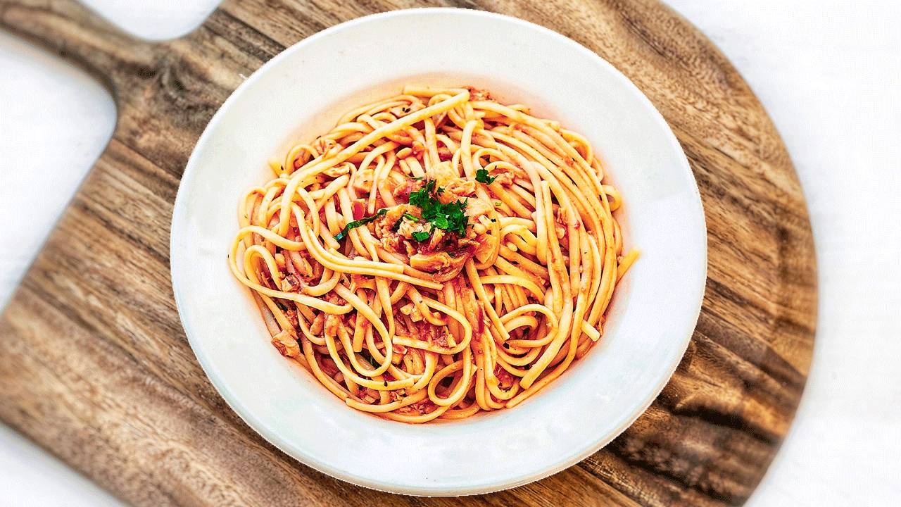 Order LINGUINE WITH RED CLAM SAUCE food online from Amicis East Coast Pizzeria store, Menlo Park on bringmethat.com