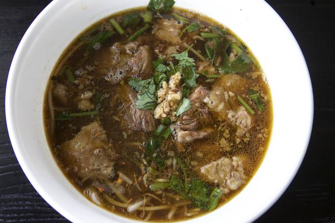 Order B03. Beef Stew Noodle Soup food online from New Thai Elephant store, San Mateo on bringmethat.com