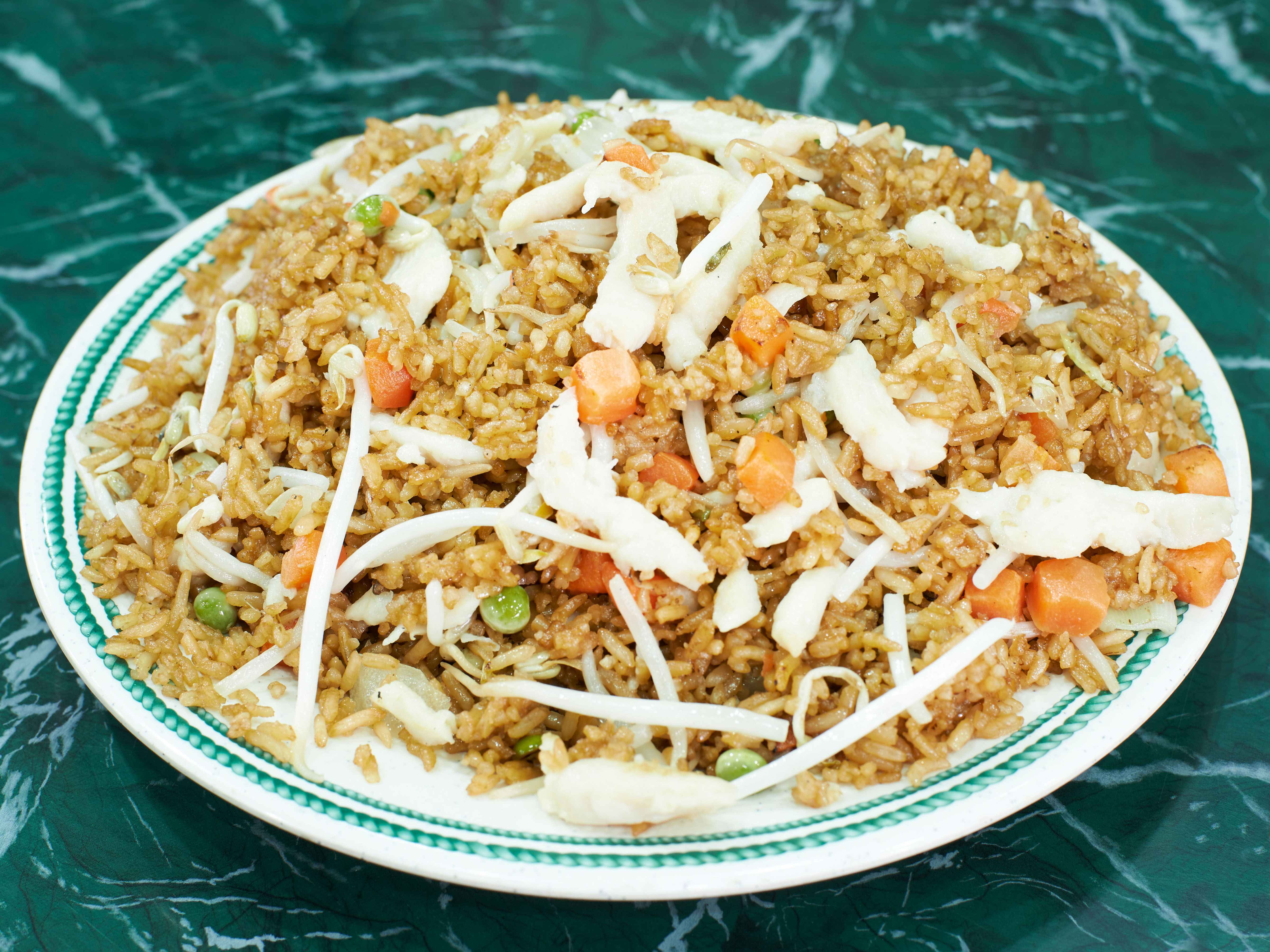 Order 37. White Meat Chicken Fried Rice food online from Halal Kitchen Chinese Restaurant store, Maspeth on bringmethat.com