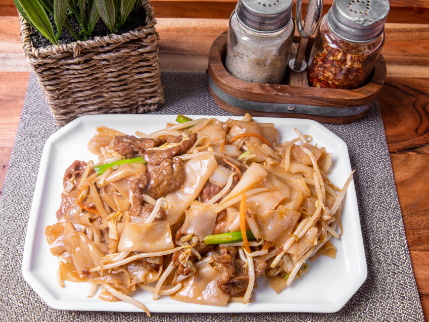 Order 49. Beef Chow Mein food online from Yummy Yummy Chinese Restaurant store, Maspeth on bringmethat.com