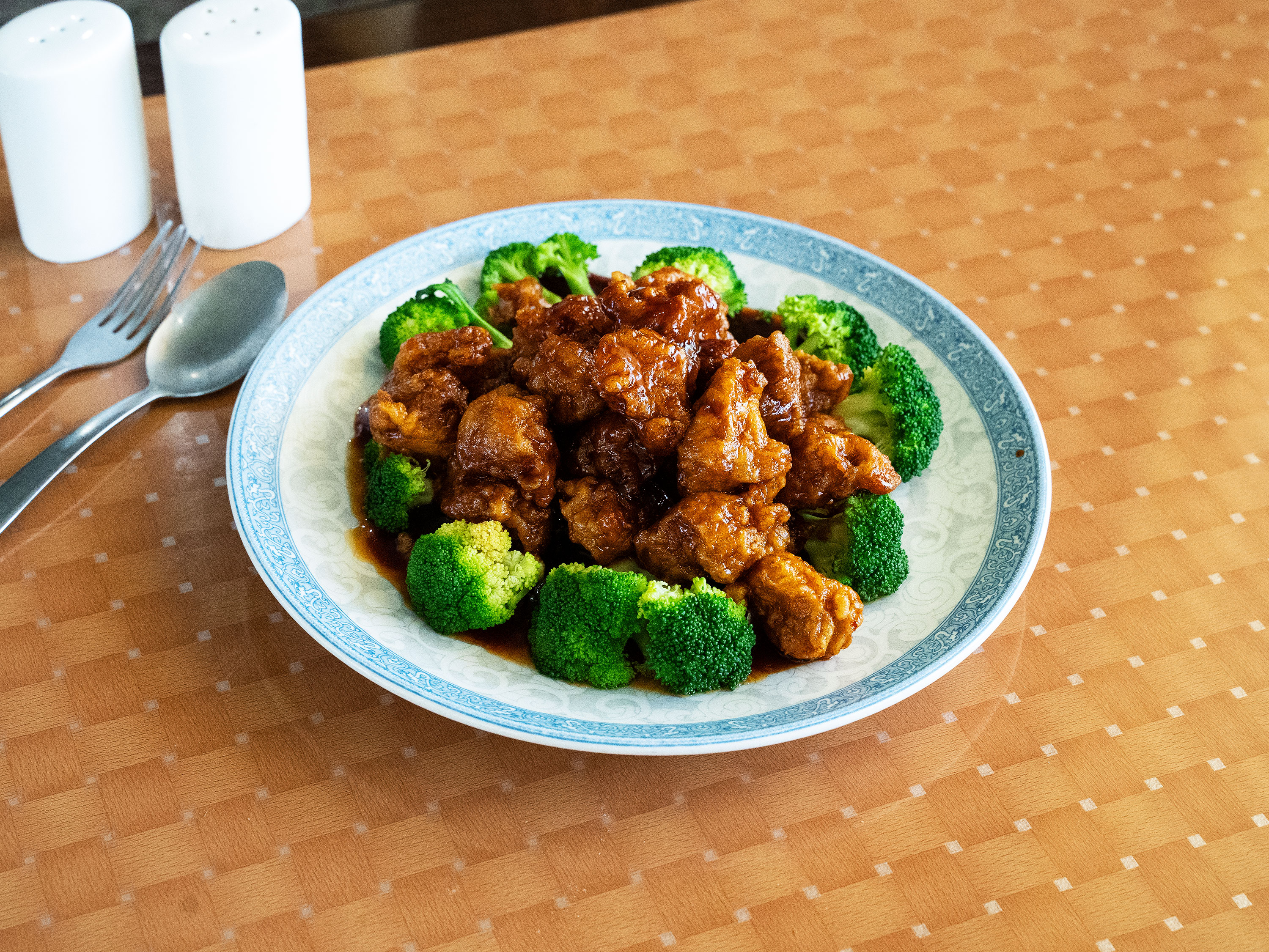 Order 54. General Tso's Chicken food online from New Chinatown Restaurant store, Berlin on bringmethat.com