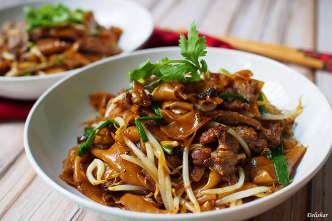 Order Beef Chow Fun food online from Happy Inn Chinese Cuisine store, Rosemont on bringmethat.com